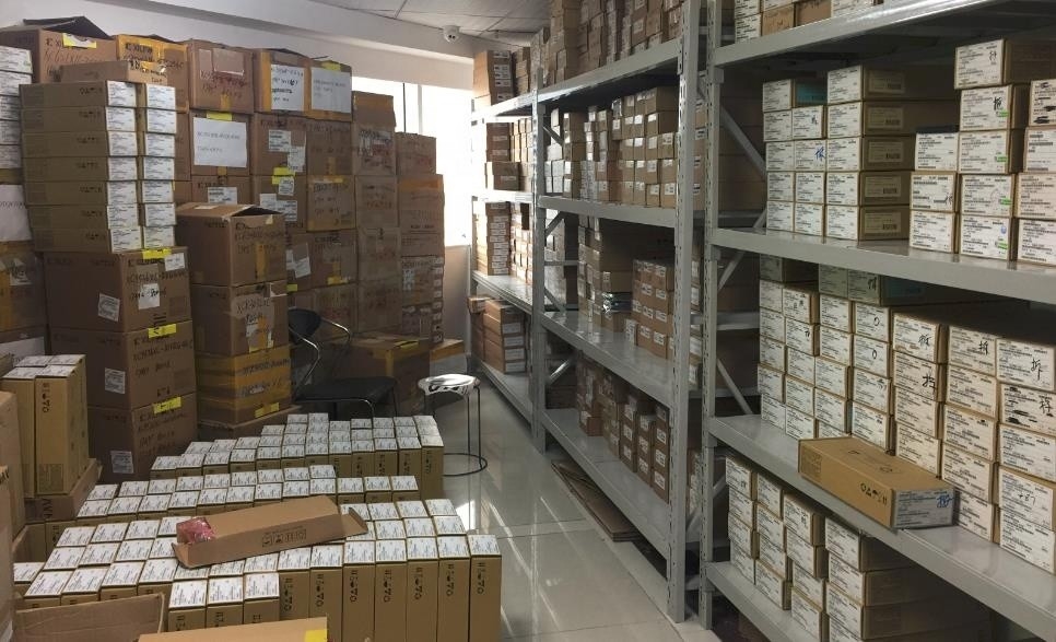 Nuovo originale di Chuangyunxinyuan nei rifornimenti elettrici positivi lineari di riserva L7805CD2T-TR dei regolatori di tensione 5.0V 1.0A
