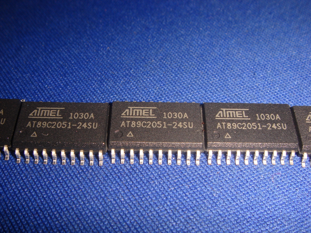 Originale nuovissimo del microcontroller di IC del chip del circuito integrato di AT89C2051-24SU SOP20 inutilizzato